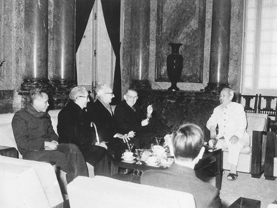 Le 17 janvier 1967, le Président Ho Chi Minh rencontre des intellectuels américains opposés au guerre au Vietnam. Photo: Archives/VNA