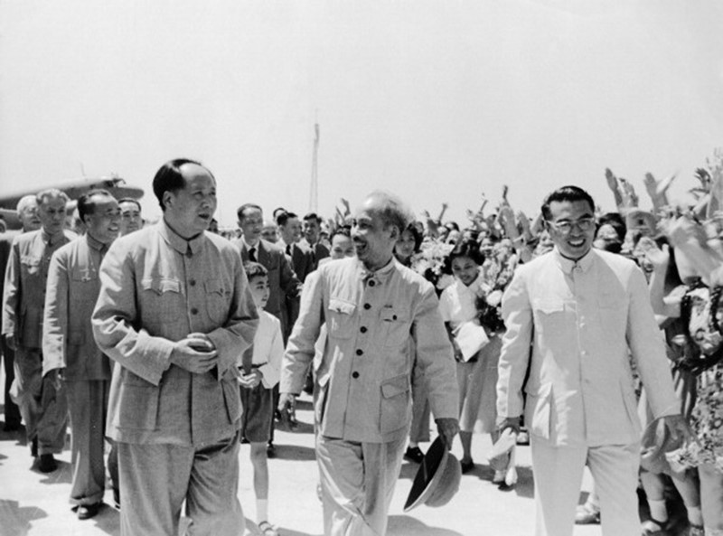 Le 25 juin 1955, à l'aéroport de Pékin, le Président Ho Chi Minh (au milieu) est reçu par le Président chinois Mao Zedong, à l’occasion de sa visite d'amitié en Chine. Photo : Archives/VNA