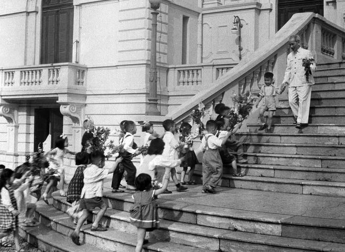 Le Président Ho Chi Minh et des enfants célèbrent la Fête de mi-automne de 1961 au Palais présidentiel. Photo: Archives/VNA