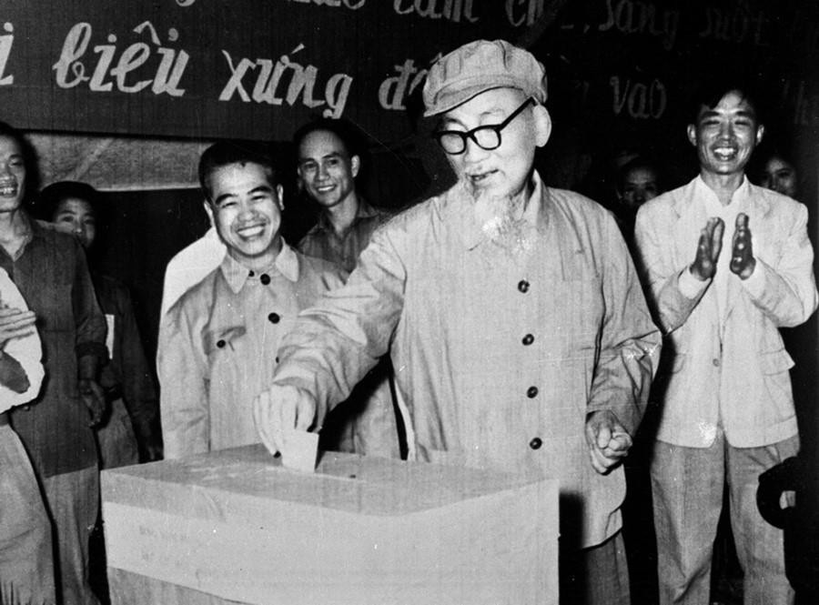 Le 27 avril 1969, le Président Ho Chi Minh vote dans l'arrondissement de Ba Dinh, à Hanoï. Photo: VNA