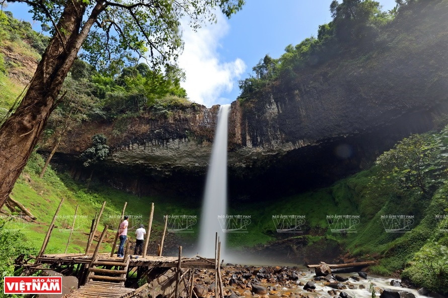 Le spectacle le plus impressionnant à cet endroit est la chute d'eau entre les montagnes, comme des bandes de soie blanche traversant les falaises.