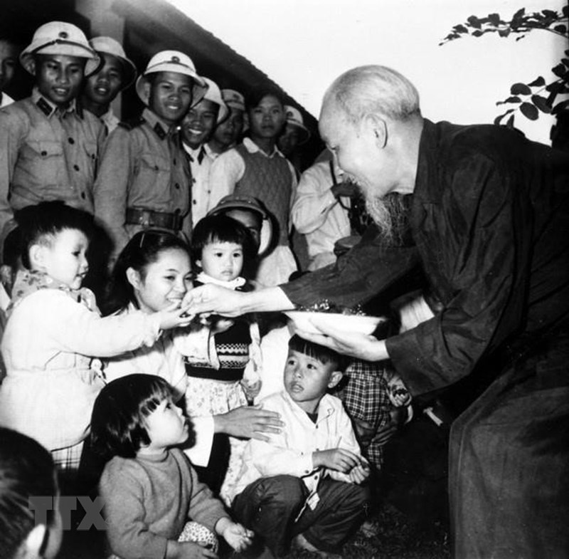 Le Président Ho Chi Minh donne des bonbons à des enfants de l'école maternelle du chef-lieu de Thanh Hoa, le 10 décembre 1961. Photo: Archives/VNA
