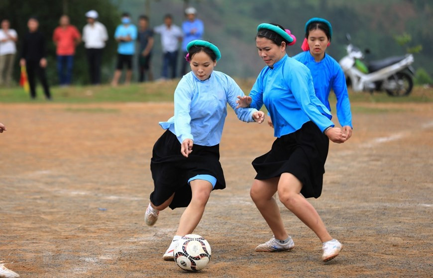 Le tournoi annuel de football féminin est l’une des activités de la commune de Huc Dong, district de Binh Lieu, pour stimuler le tourisme. Photo: VNA