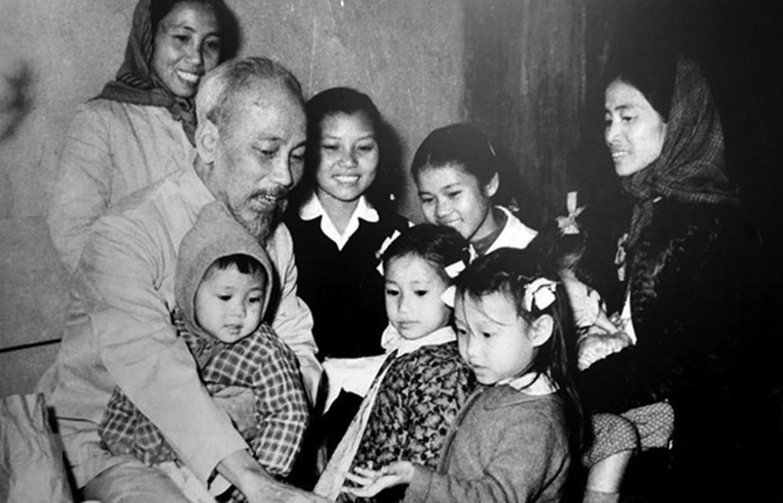 Le Président Ho Chi Minh rend visite à des enfants dans la commune de Tam Son, district de Tien Son, ancienne province de Ha Bac, le 9 février 1967. Photo: Archives/VNA