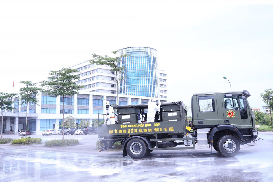 Le 6 mai, des troupes de l’Armée chimique du ministère de la Défense ont effectué une désinfection à l'Hôpital central des maladies tropicales de Kim Chung, district de Dong Anh, à Hanoï.