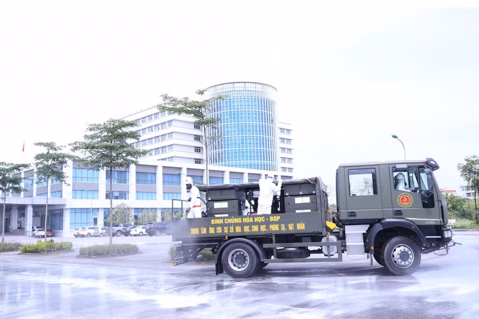 Le 6 mai, des troupes de l’Armée chimique du ministère de la Défense ont effectué une désinfection à l'Hôpital central des maladies tropicales de Kim Chung, district de Dong Anh, à Hanoï.