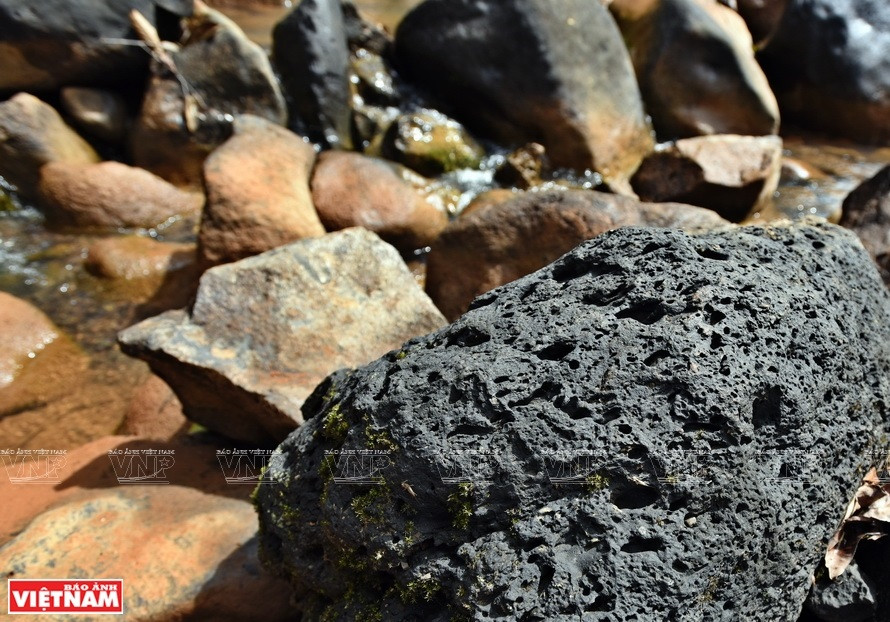 Au pied de la cascade, il y a des roches de lave - traces d'éruptions volcaniques il y a des millions d'années