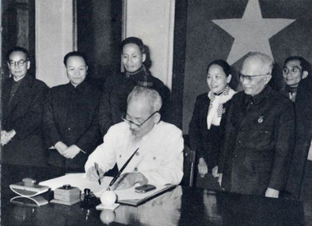 Le 1er janvier 1960, le Président Ho Chi Minh signe le décret sur la publication de la Constitution de 1959. Photo: Archives/VNA
