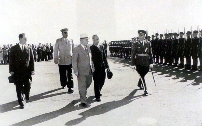 Le 12 juillet 1955, à l'aéroport de Moscou, le président du Présidium du Soviet suprême de l'Union soviétique Kliment Vorochilov préside la cérémonie d'accueil du Président Ho Chi Minh en visite d'amitié officielle dans l'Union soviétique. Photo : Archives/VNA