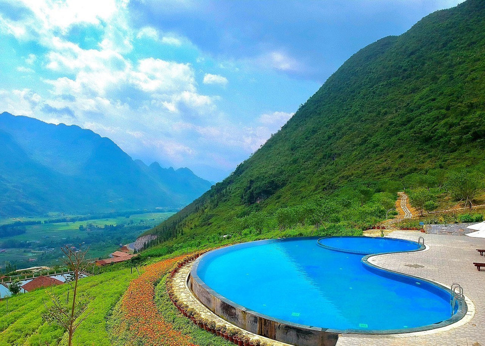 Piscine dans la station balnéaire. Photo: VNA 