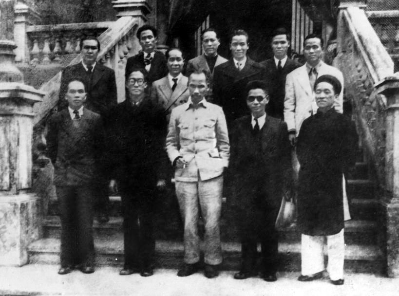 Ho Chi Minh (première ligne, au centre) et d'autres membres du gouvernement provisoire de la République démocratique du Vietnam, après sa première réunion tenue le 3 septembre 1945. Photo: VNA