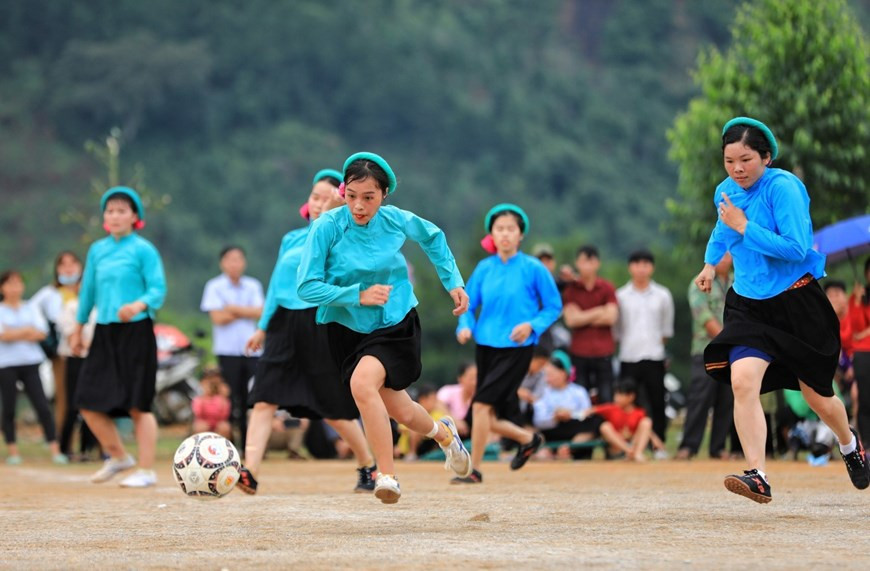 Femmes de la minorité ethnique San Chi jouant au football en tenue traditionnelle. Photo: VNA