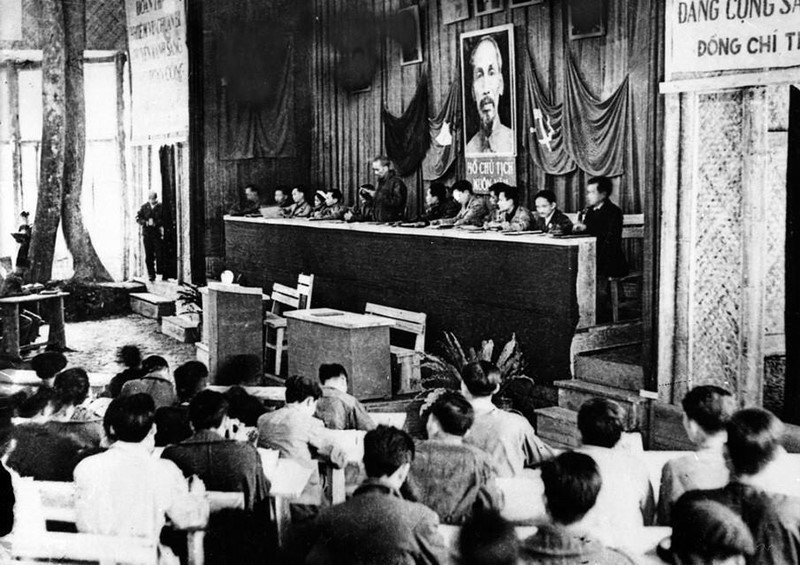 Le Président Ho Chi Minh présente le rapport politique au 2e Congrès national du Parti communiste du Vietnam en février 1951. Photo: Archives/VNA