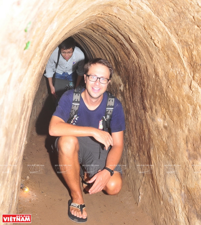 Visiteurs aux tunnels de Cu Chi. Photo : archives du parc commémoratif de Cu Chi