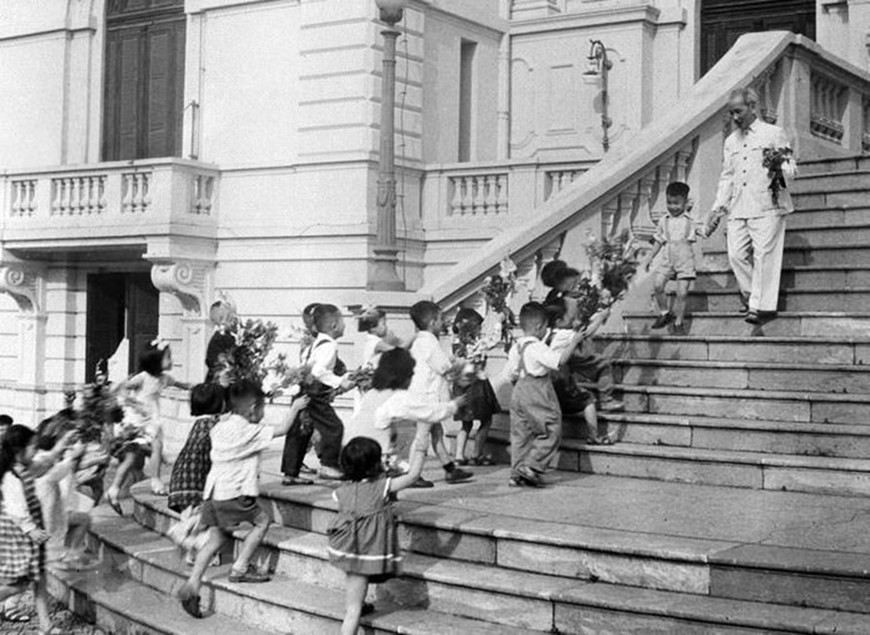 Le Président Ho Chi Minh et des enfants célèbrent la Fête de la mi-automne de 1961 au Palais présidentiel. Photo: Archives/VNA