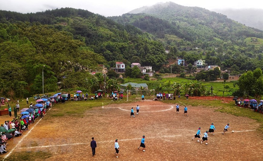 Les matchs se déroulent sur un terrain entouré de paysages montagneux. Photo: VNA