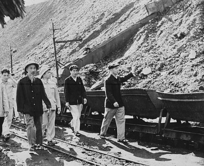 Le 30 mars 1959, le Président Ho Chi Minh visite le charbonnage de Deo Nai, district de Cam Pha, province de Quang Ninh. Photo: Archives/VNA 