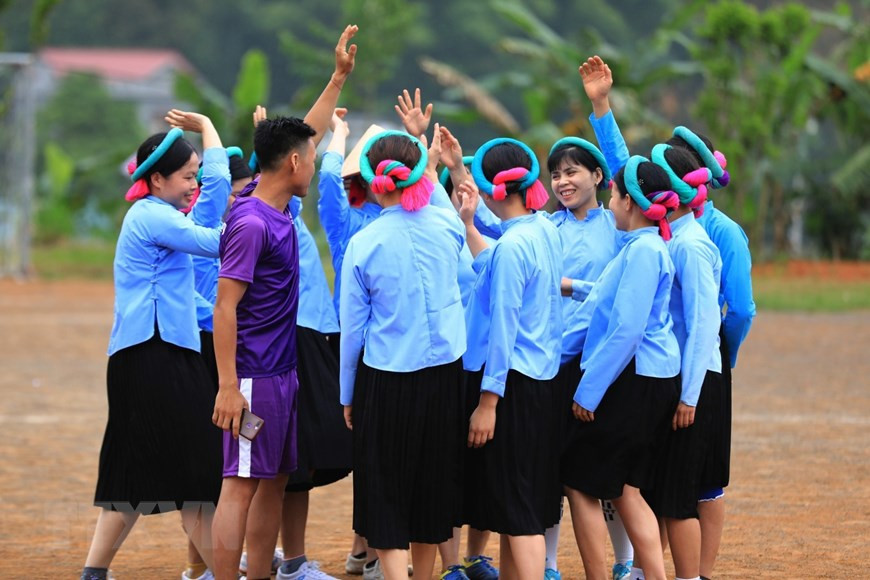 Les femmes de la minorité ethnique San Chi qui jouent au football dans leurs tenues traditionnelles ne se trouvent que dans la commune de Huc Dong, district de Binh Lieu, province de Quang Ninh. Sur la photo: l'équipe d'un hameau montre sa détermination avant le match. Photo: VNA