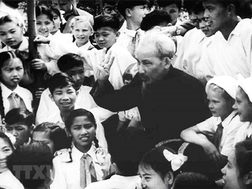 Le Président Ho Chi Minh et des enfants vietnamiens participant à un camp d'été international en Russie. Photo: Archives/VNA