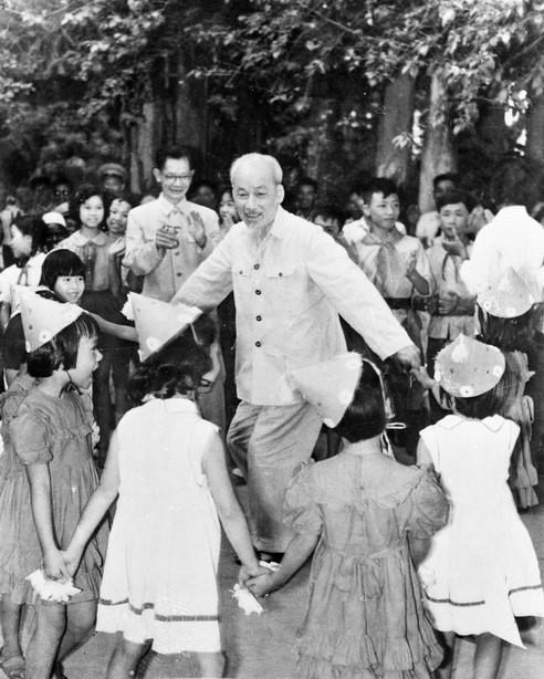 Le Président Ho Chi Minh danse avec des enfants dans le jardin du Palais présidentiel à l'occasion de la Fête des enfants, le 1er juin 1960. Photo: VNA