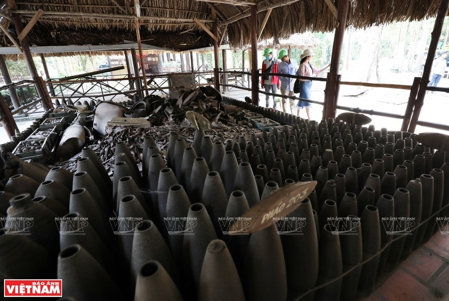 Des bombes lâchées pendant la guerre anti-américaine exposées dans les tunnels de Cu Chi