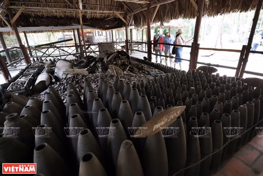 Des bombes lâchées pendant la guerre anti-américaine exposées dans les tunnels de Cu Chi