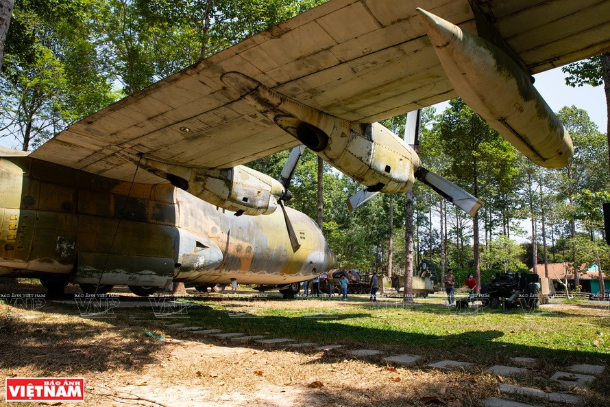 Avion C130 exposée dans le parc commémoratif de Cu Chi