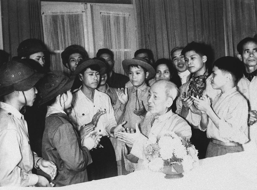 Le Président Ho Chi Minh rencontre des enfants du Sud, le 13 février 1969. Photo: VNA
