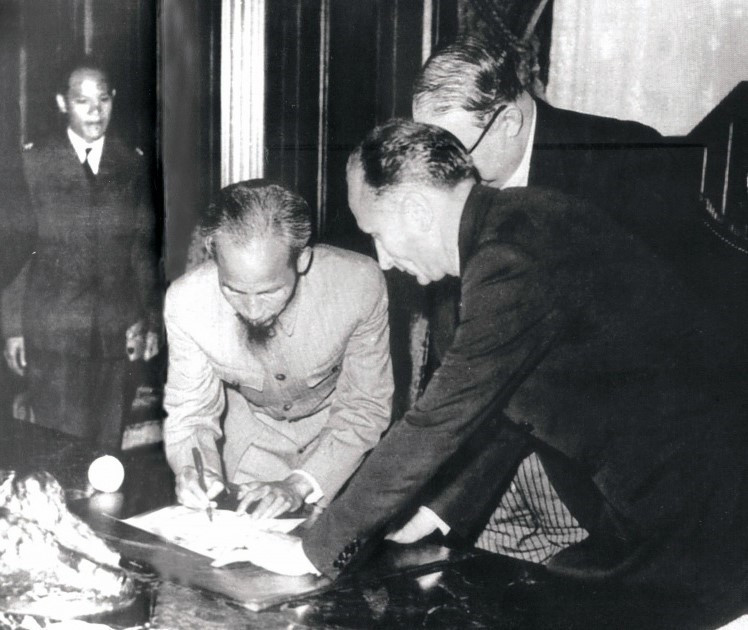 Le 14 septembre 1946, à Paris, le Président Ho Chi Minh signe le modus vivendi franco-vietnamien à la Conférence de Fontainebleau. Photo: Archives/VNA