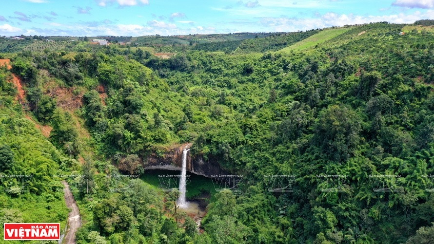 La cascade de Lieng Nung est cachée dans la forêt vierge de la commune de Dak Nia.