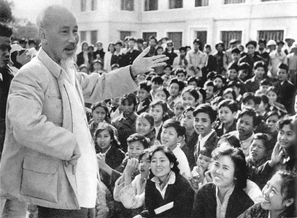 Le 25 novembre 1961, le Président Ho Chi Minh rencontre des étudiants de l'École centrale d'art dramatique à Hanoï. Photo: Archives/VNA