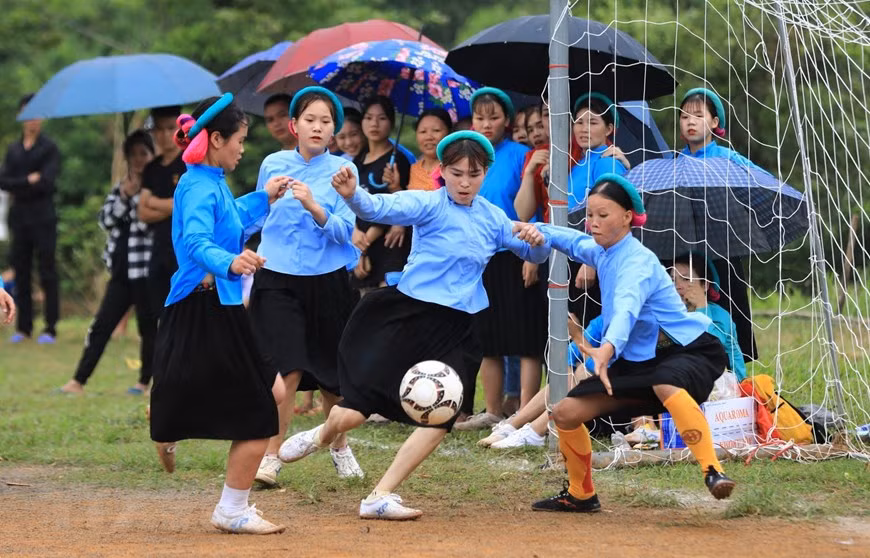 Il y a sept joueuses dans chaque équipe. Le match dure 40 minutes. Photo: VNA