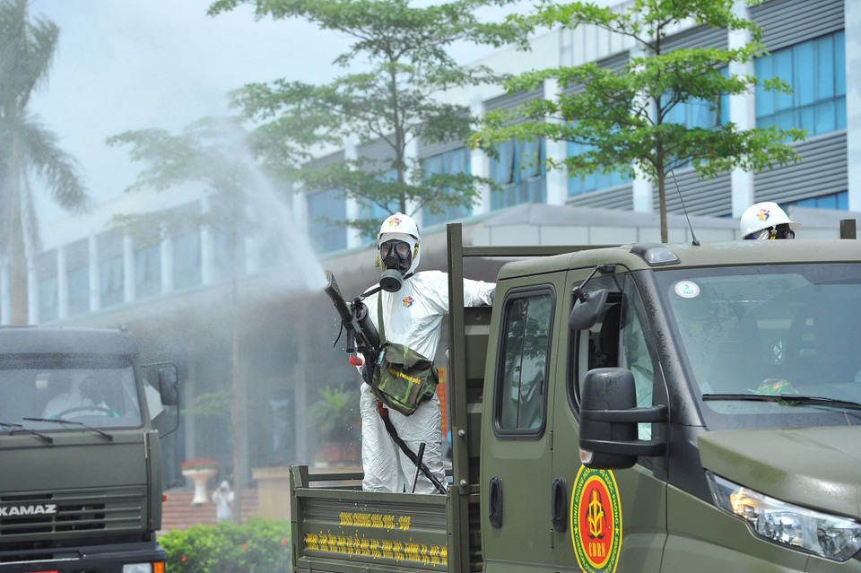 Le 6 mai, des troupes de l’Armée chimique du ministère de la Défense ont effectué une désinfection à l'Hôpital central des maladies tropicales de Kim Chung, district de Dong Anh, à Hanoï.