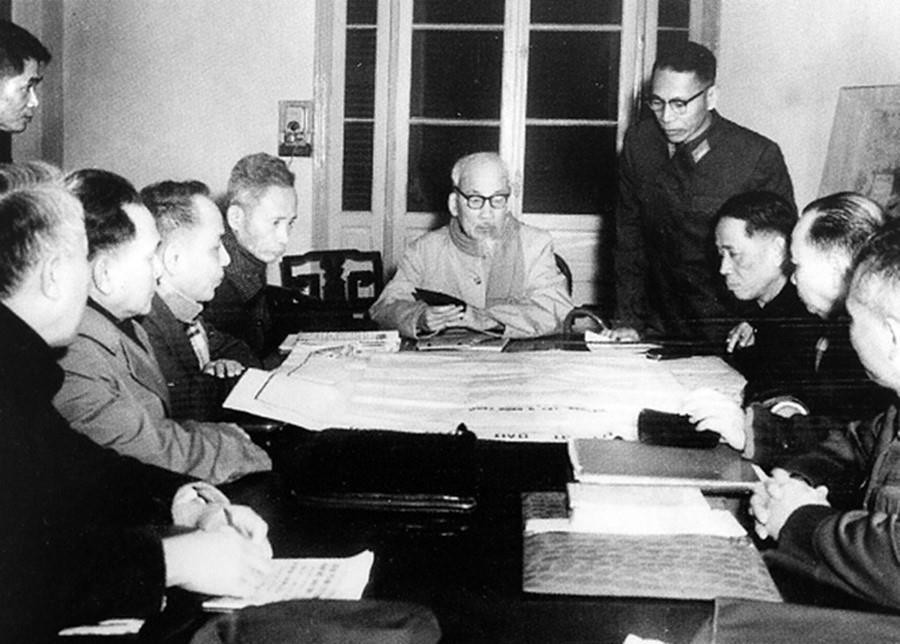 Le Président Ho Chi Minh (centre) à une réunion du Bureau politique du Comité central du Parti, le 28 décembre 1967. Photo: VNA