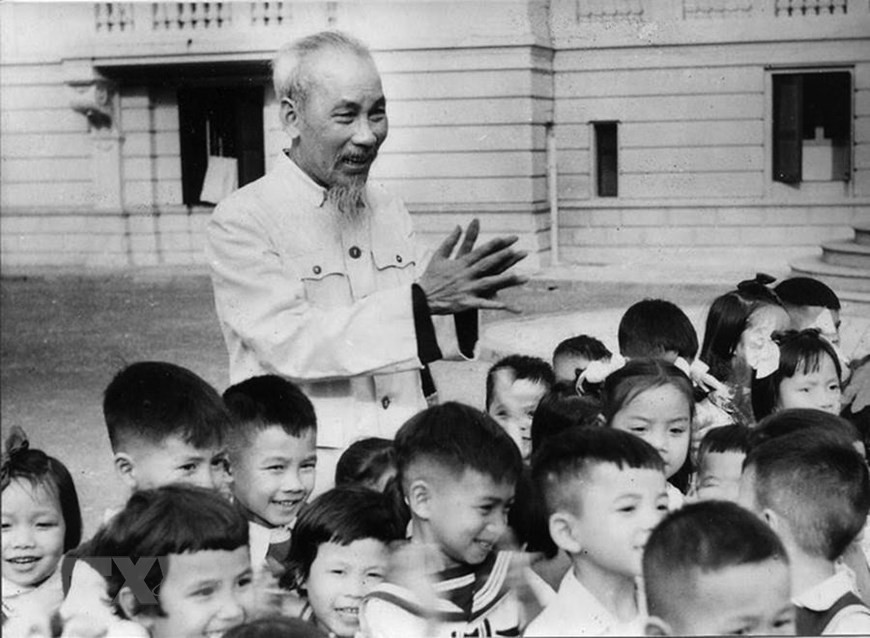 Des enfants rendent visite au Président Ho Chi Minh à l'occasion de son 70e anniversaire en 1960 à Hanoï. Photo: Archives/VNA