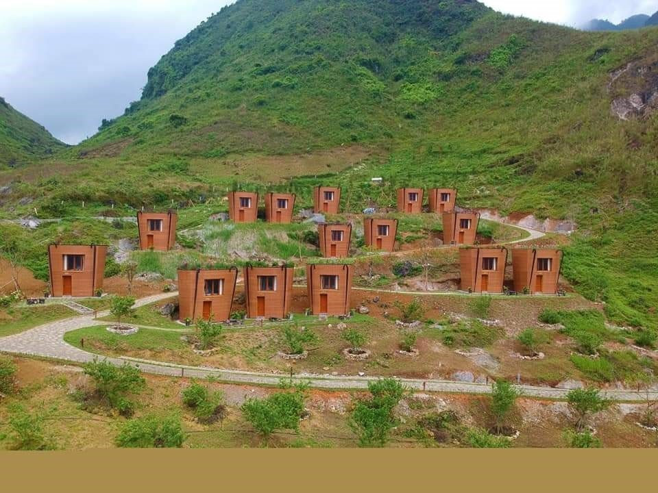 Elle comprend 15 bungalows en forme de panier à dos (Quẩy Tấu) de l'ethnie H'mong. Photo: VNA