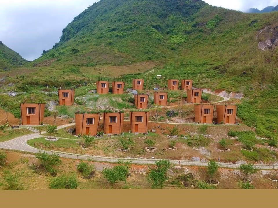 Elle comprend 15 bungalows en forme de panier à dos (Quẩy Tấu) de l'ethnie H'mong. Photo: VNA