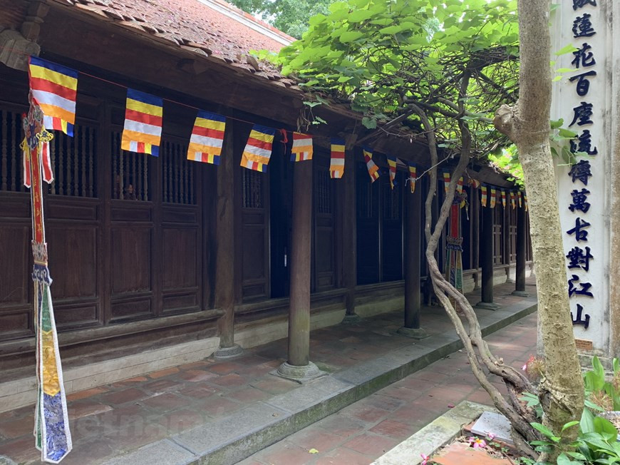 Elle comprend une porte, des édifices liés au culte, un clocher de deux étages et le jardin des tours.