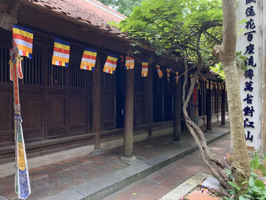 Elle comprend une porte, des édifices liés au culte, un clocher de deux étages et le jardin des tours.