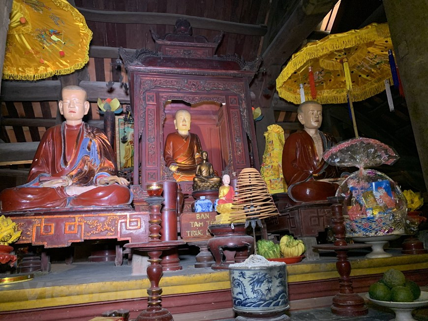 Le premier édifice est dédié au culte des trois ancêtres de de la secte bouddhique Truc Lâm : le roi bouddhiste Trân Nhân Tông, les bonzes Phap Loa et Huyen Quang. 