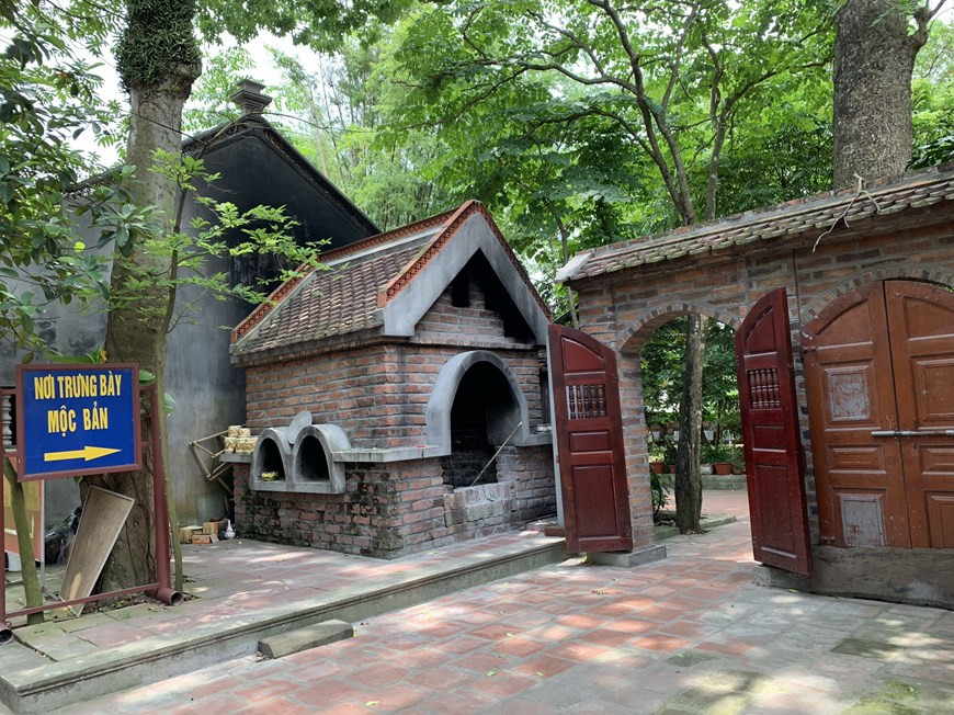 … notamment un ensemble de gravures xylographiques de sutras de Bouddha en han (idéogrammes chinois) et en nôm (idéogrammes vietnamiennes).