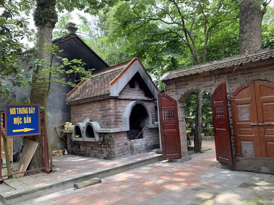 … notamment un ensemble de gravures xylographiques de sutras de Bouddha en han (idéogrammes chinois) et en nôm (idéogrammes vietnamiennes).