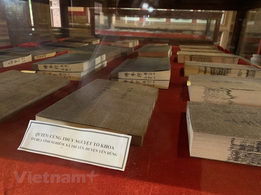 Des livres imprimés à partir des tablettes de bois, sont exposés dans la pagode.