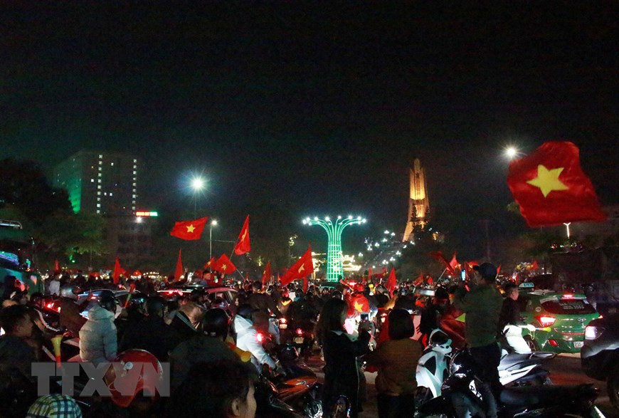 Dans plusieurs localités, des supporters vietnamiens ont afflué dans les rues pour fêter la victoire de leur équipe. 