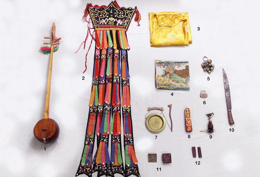 Instruments de musique, costumes et objets dans les performances du chant "then" de l'artiste Luu Dinh Bao, commune de Duong Quang, province de Bac Kan.