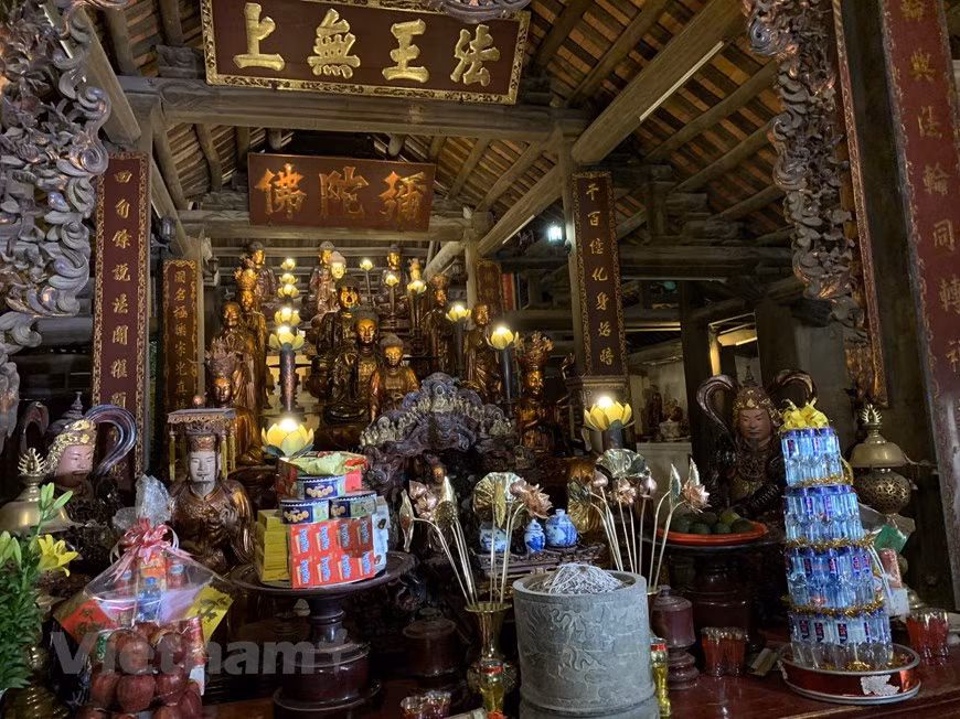 La pagode conserve dans ses entrailles un véritable musée du bouddhisme du Vietnam du Nord en raison des nombreux documents précieux qu’elle abrite : une bonne centaine de statues de Bouddha…