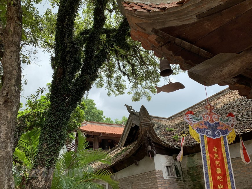La pagode arbore une architecture d’un grand classicisme, caractérisé par une toiture courbée recouverte de tuiles. Chaque façade est ornée de motifs fins et inspirés.