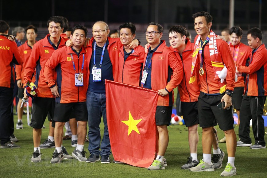 L’entraîneur Park Hang-seo (3e de gauche) et d’autres membres de l’équipe d'entraîneurs de la sélection vietnamienne U22 après la cérémonie de remise de médailles à Manile.