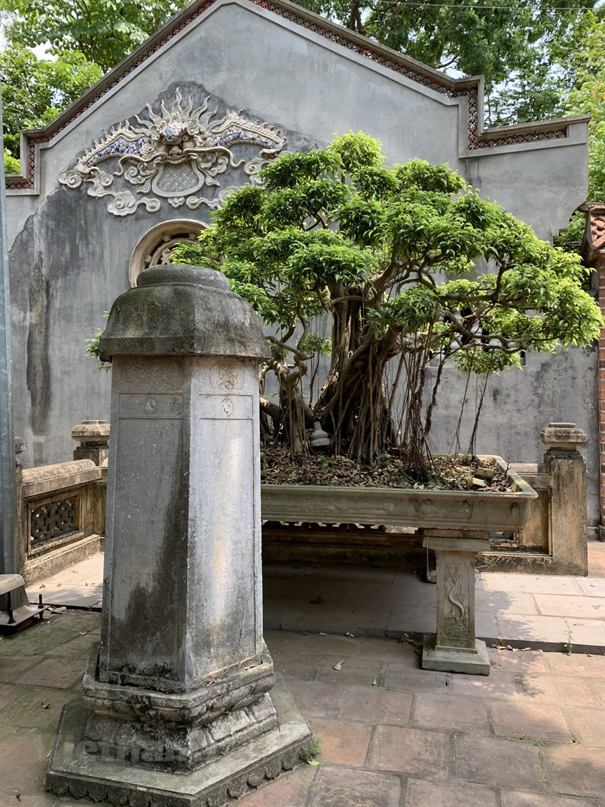 La construction de la pagode fut achevée en 1016. Son premier abbé fut le bonze Van Hanh.