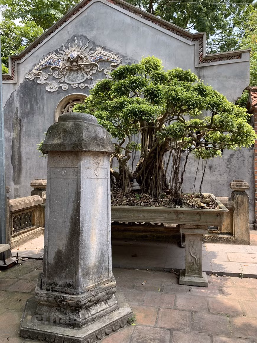 La construction de la pagode fut achevée en 1016. Son premier abbé fut le bonze Van Hanh.